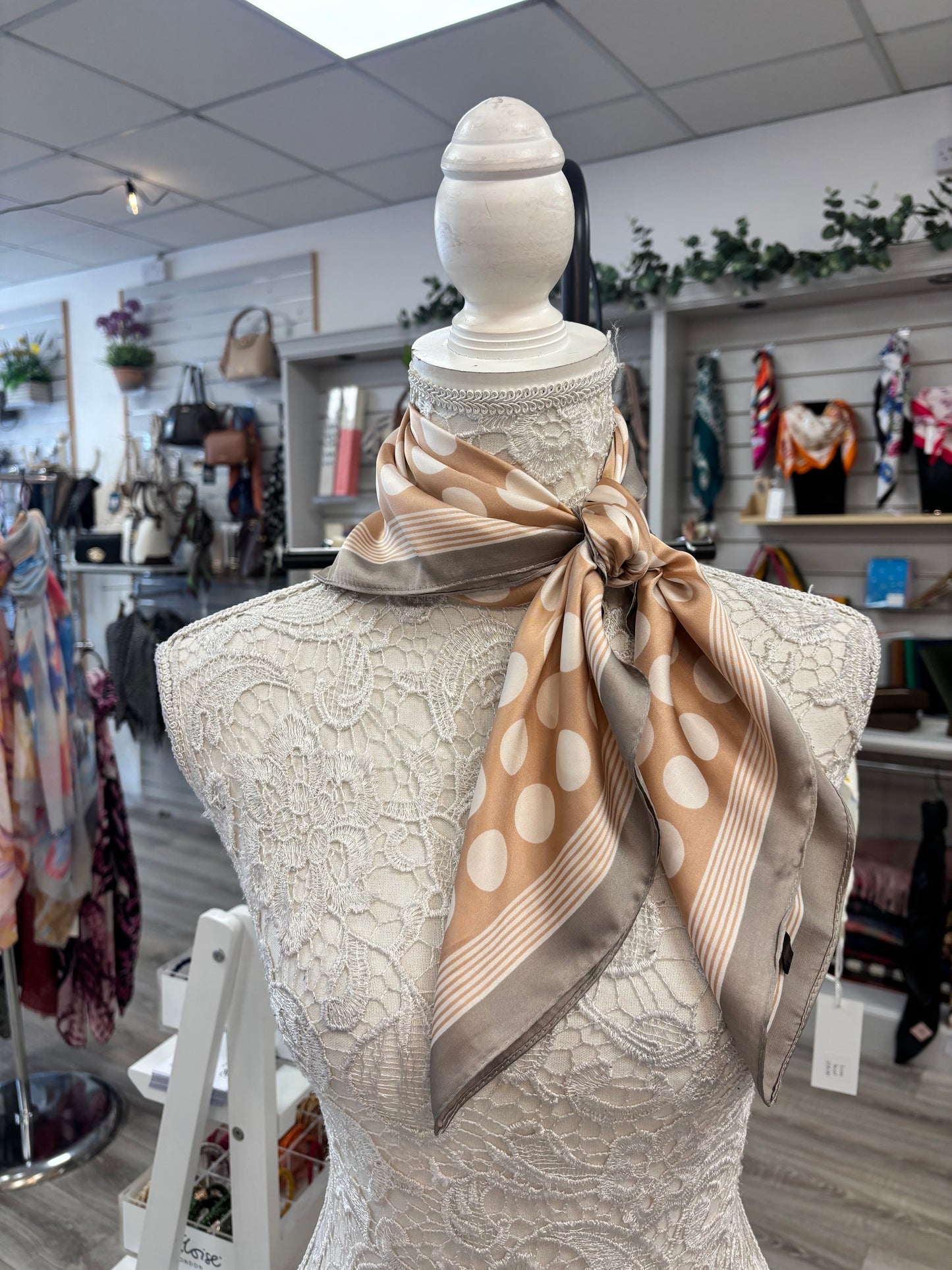 Dotty neck scarf