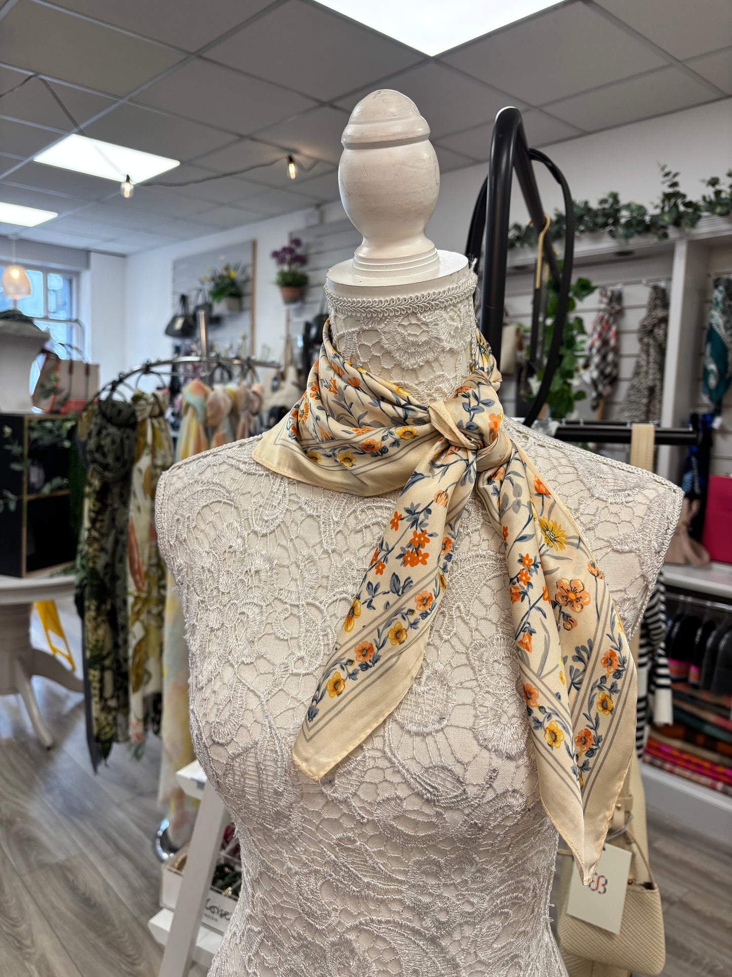 Fee Fee neck scarf