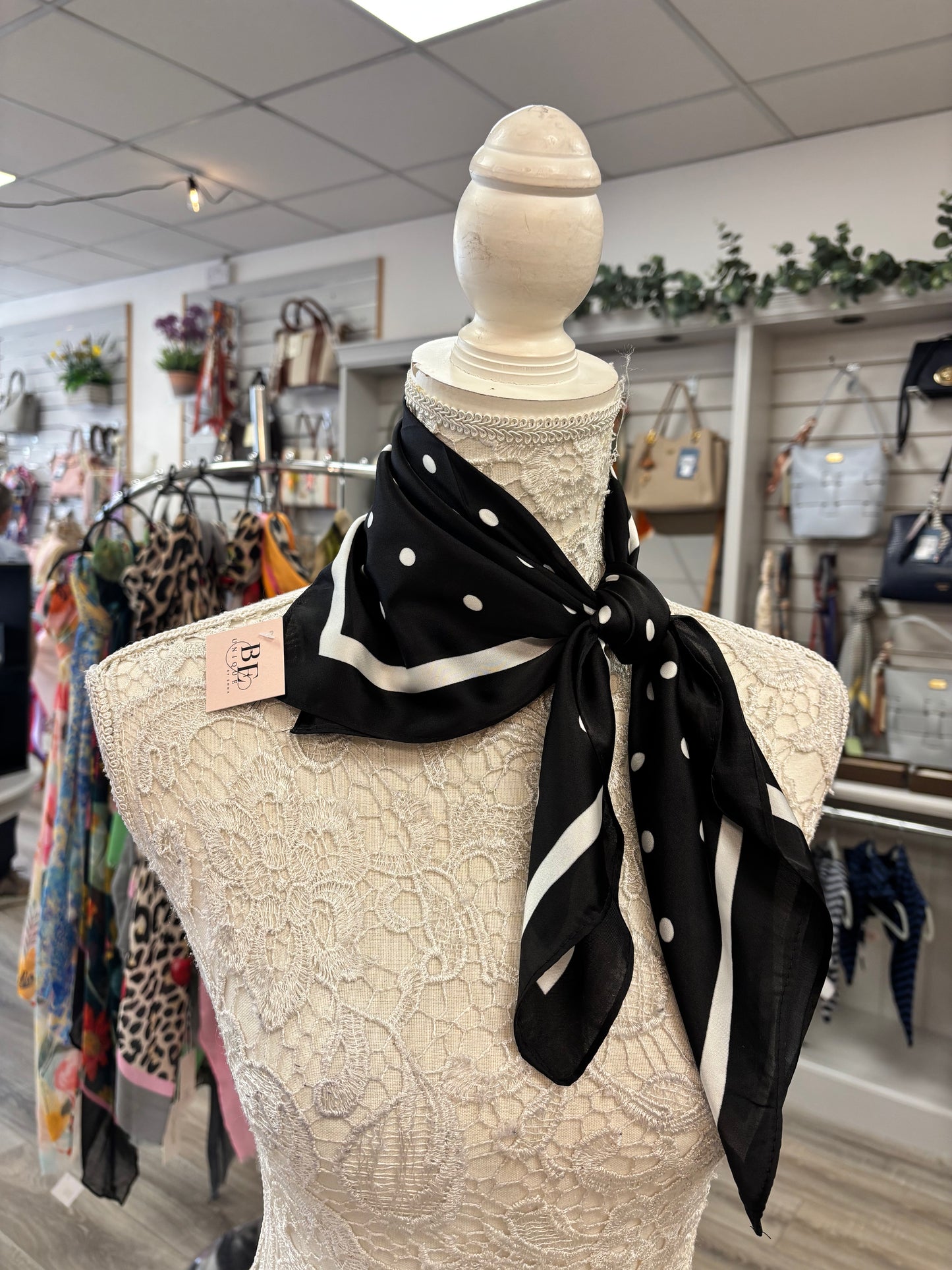 Spot scarf in black and white