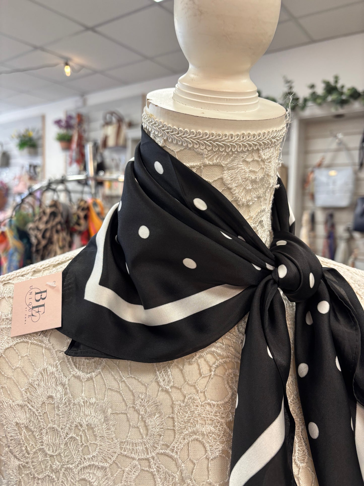 Spot scarf in black and white