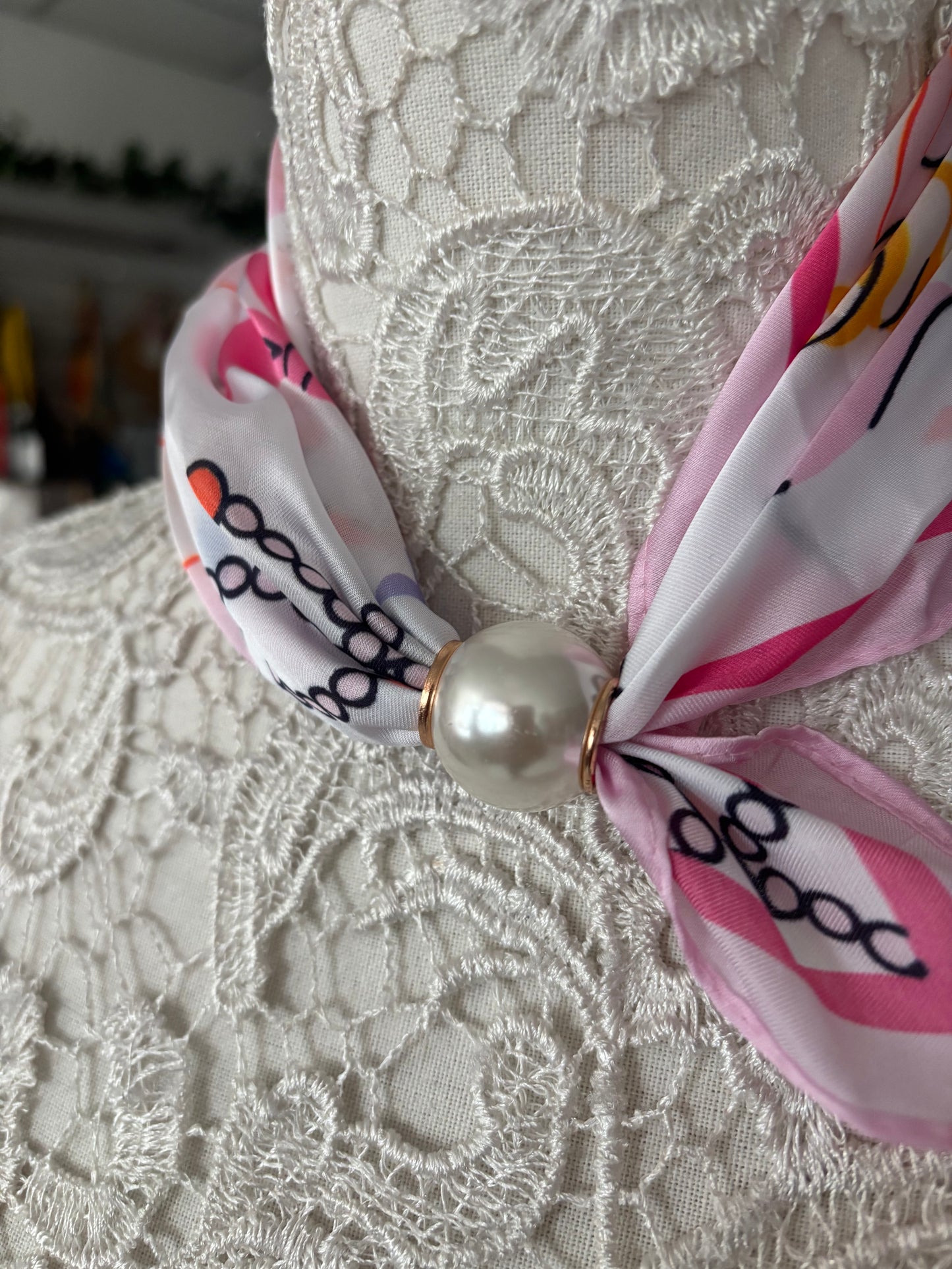 Bowie magnetic pearl scarf