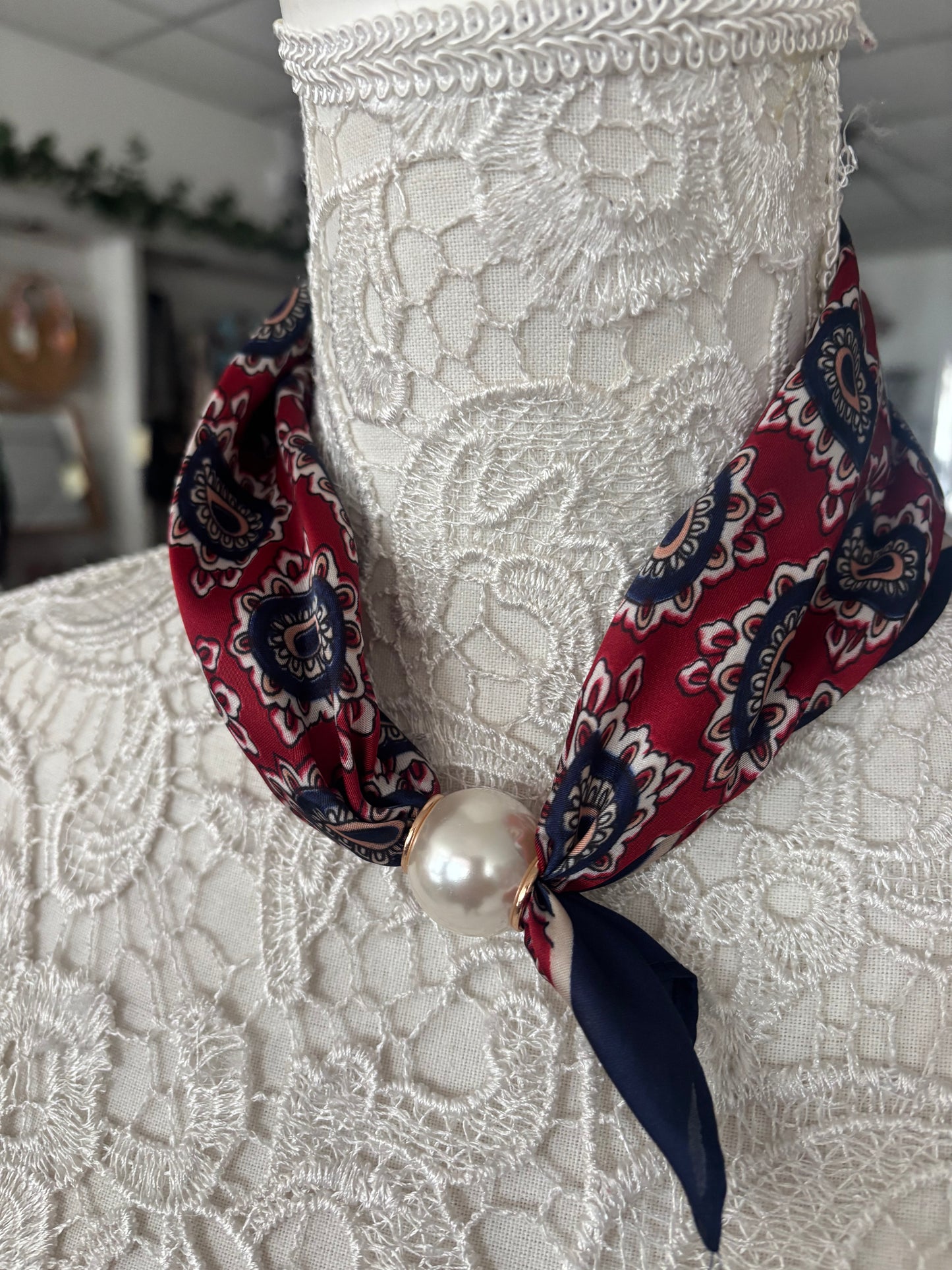 Aster magnetic pearl scarf
