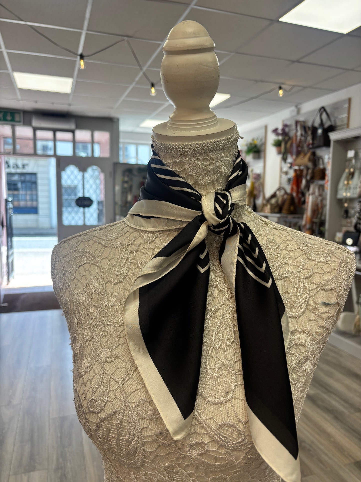 Mono neck scarf