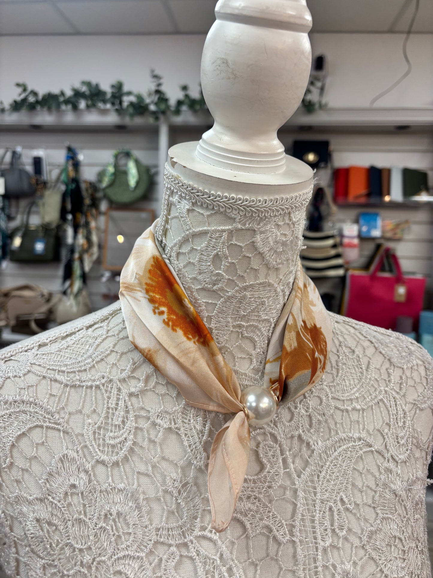 Evie magnetic scarf