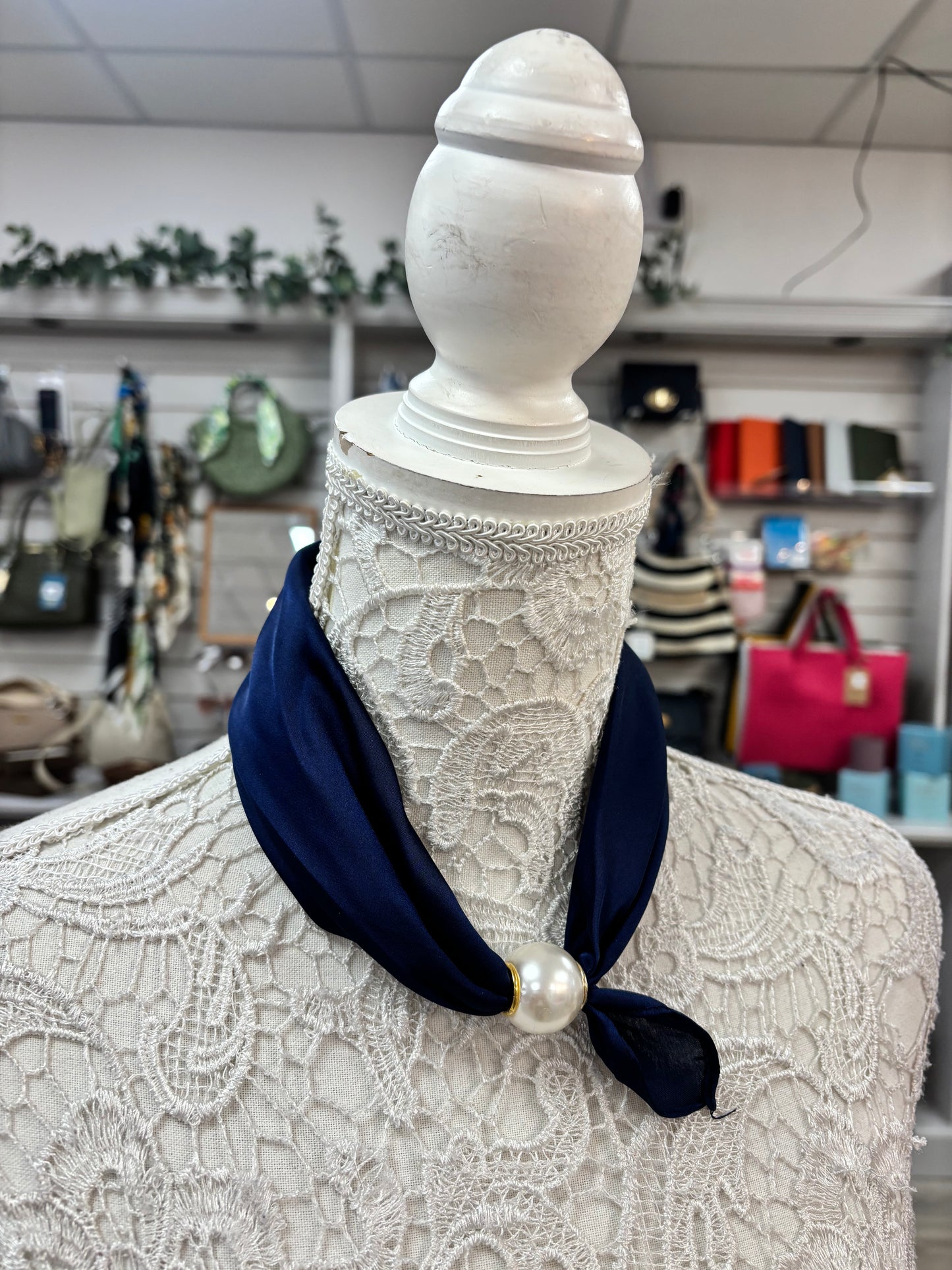 Lyra magnetic scarf