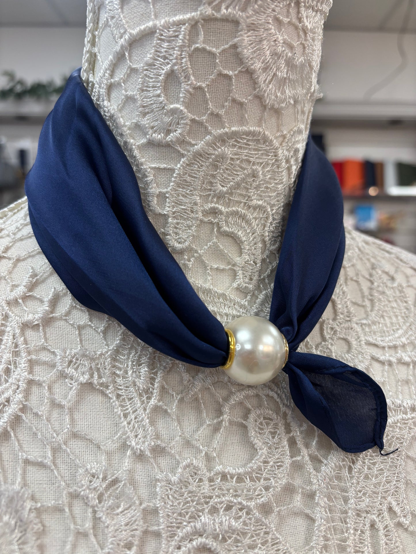 Lyra magnetic scarf