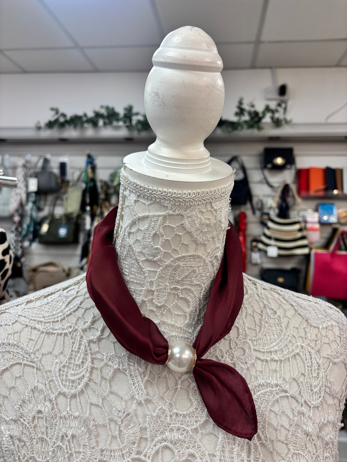 Erin magnetic scarf