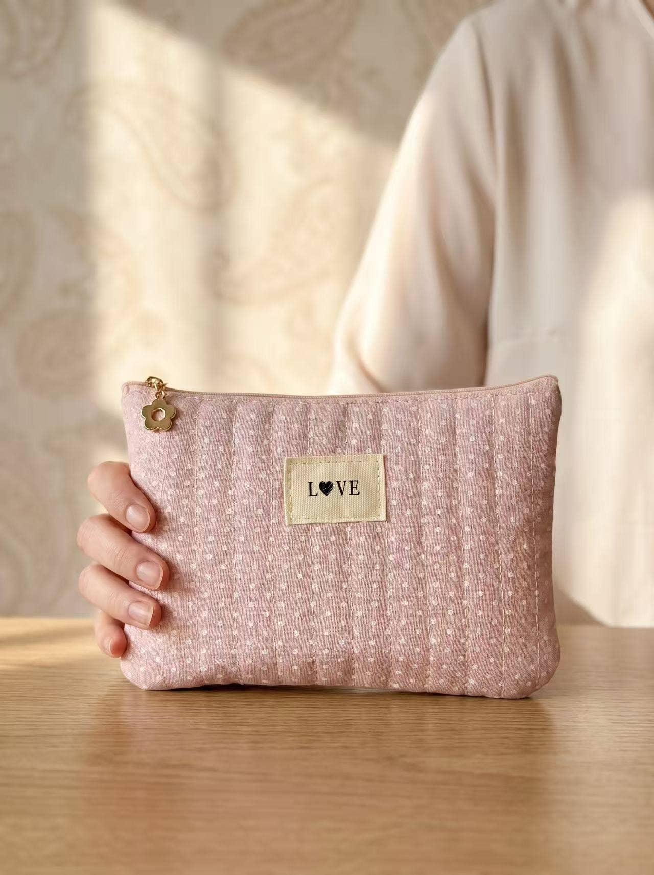 Love Quilted polka-dot toiletry pouch 14 x 20 cm