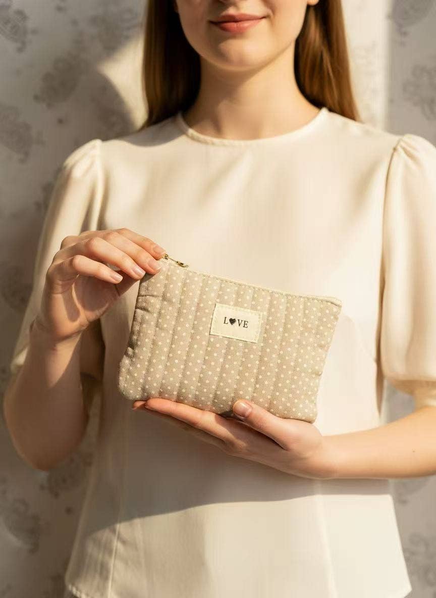 Love Quilted polka-dot toiletry pouch 14 x 20 cm